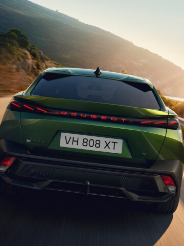Nuova PEUGEOT E-408 vista posteriore