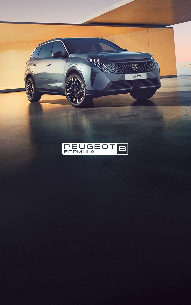 Vista frontale di PEUGEOT 5008 Hybrid