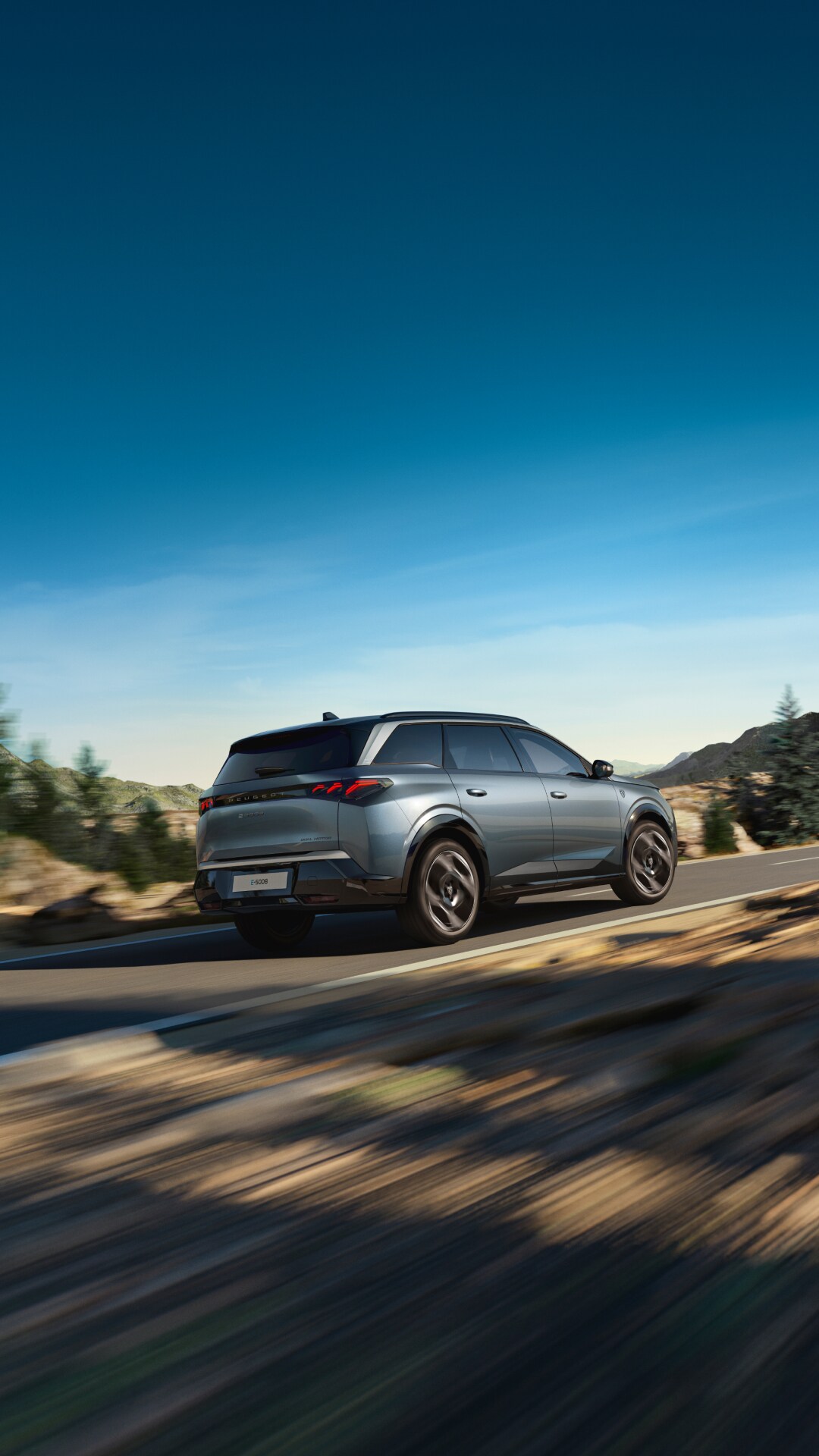Vista posteriore di PEUGEOT E-5008 DUAL MOTOR AWD