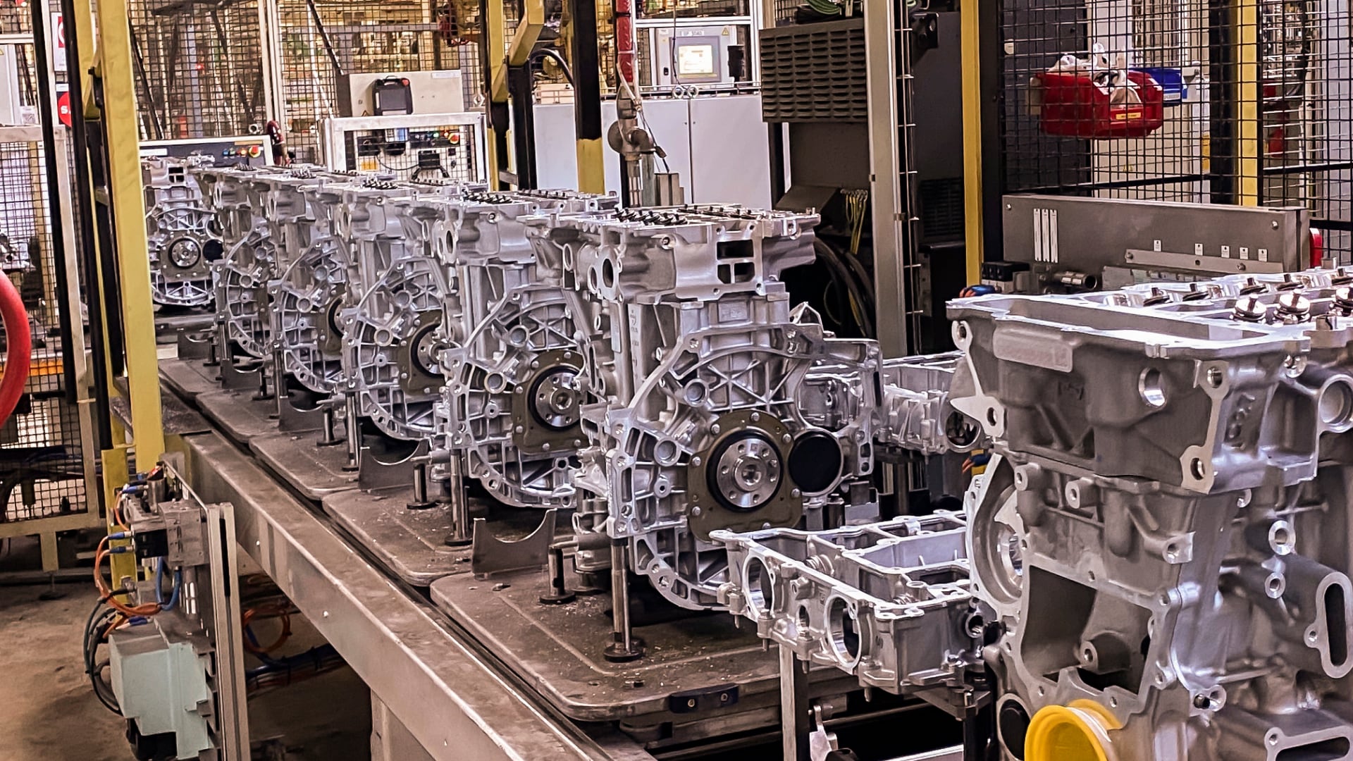 Production of the Turbo 100 engine in the factory
